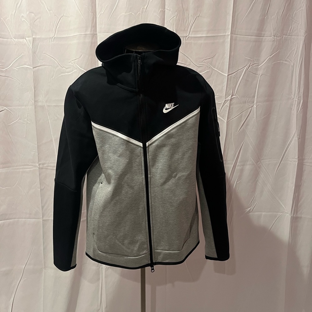 Men’s medium Nike tech